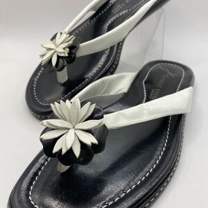Antonio Bossi Size 8 Black White Leather Daisy Flower Sandals Size 8 NWT
